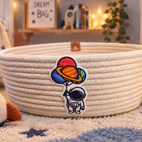 Cesto Infantil Astronauta Cru Balões — cesto artesanal em cordão de algodão da Villani Linhas
