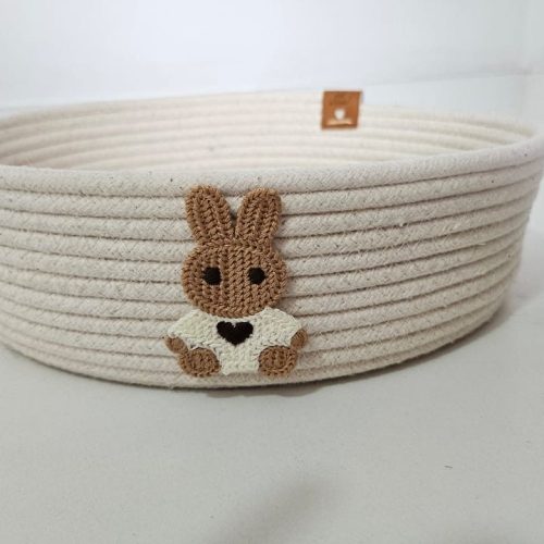 Cesto Infantil Coelhinho em ambiente — cesto artesanal em cordão de algodão da Villani Linhas